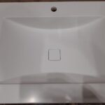 Столешница из искусственного камня с двумя раковинами для ванной комнаты изготовлено в правила камня