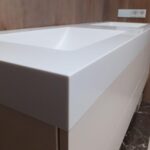 Столешница из искусственного камня с двумя раковинами для ванной комнаты изготовлено в правила камня
