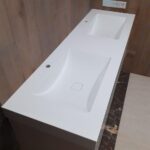 Столешница из искусственного камня с двумя раковинами для ванной комнаты изготовлено в правила камня