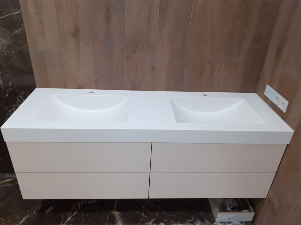 Столешница из искусственного камня с двумя раковинами для ванной комнаты изготовлено в правила камня