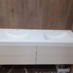 Столешница из искусственного камня с двумя раковинами для ванной комнаты изготовлено в правила камня