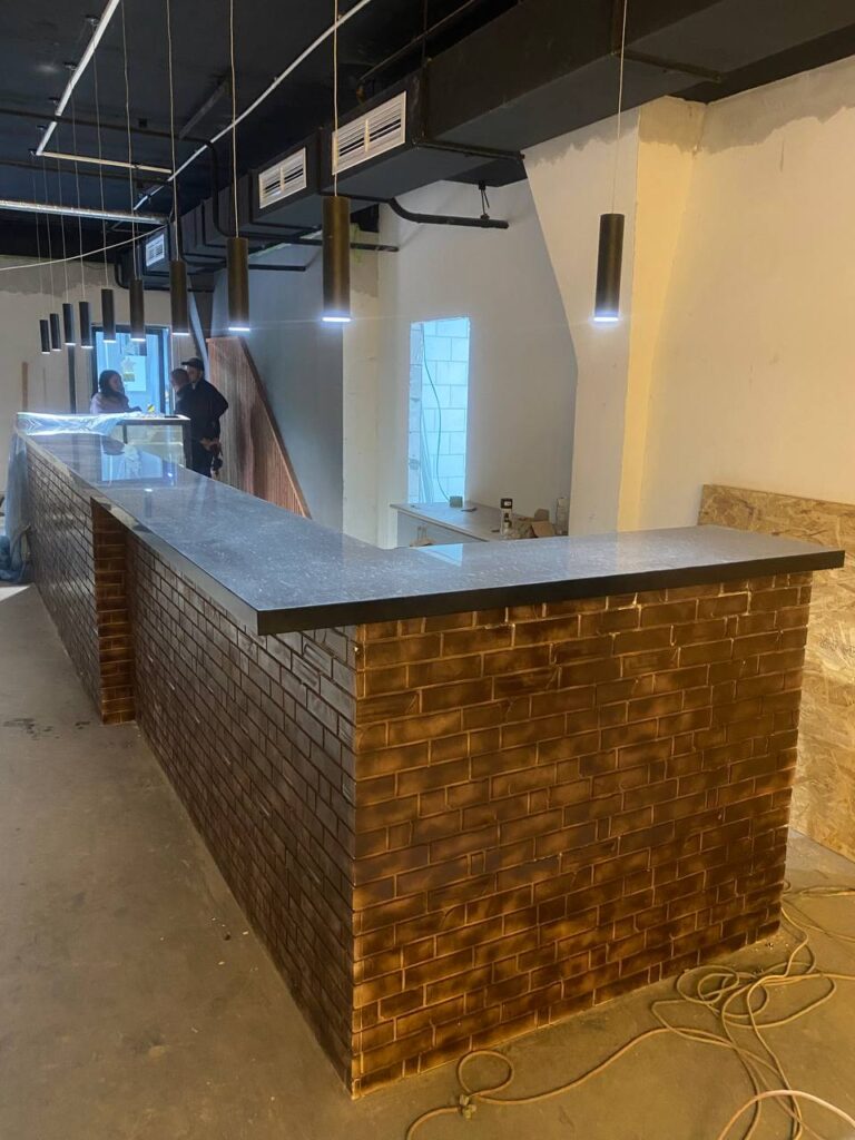 Столешница ресепшн из искусственного камня изготовлено в правила камня