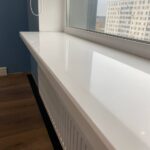 Подоконник с вырезами под радиатор из искусственного камня изготовлено в правила камня