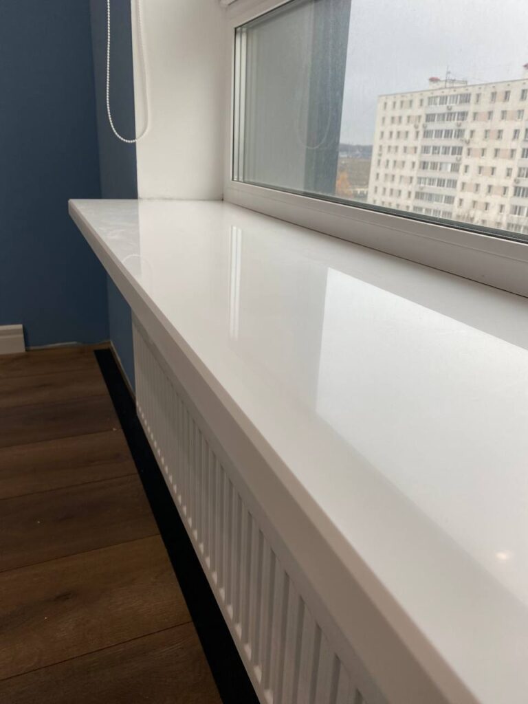 Подоконник с вырезами под радиатор из искусственного камня изготовлено в правила камня