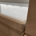 Подоконник с вырезами под радиатор из искусственного камня изготовлено в правила камня