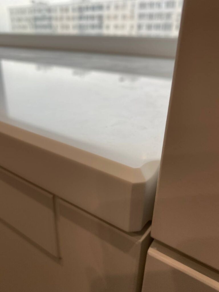 Подоконник с вырезами под радиатор из искусственного камня изготовлено в правила камня