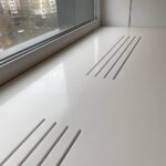 Подоконник с вырезами под радиатор из искусственного камня изготовлено в правила камня