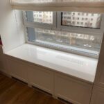 Подоконник с вырезами под радиатор из искусственного камня изготовлено в правила камня