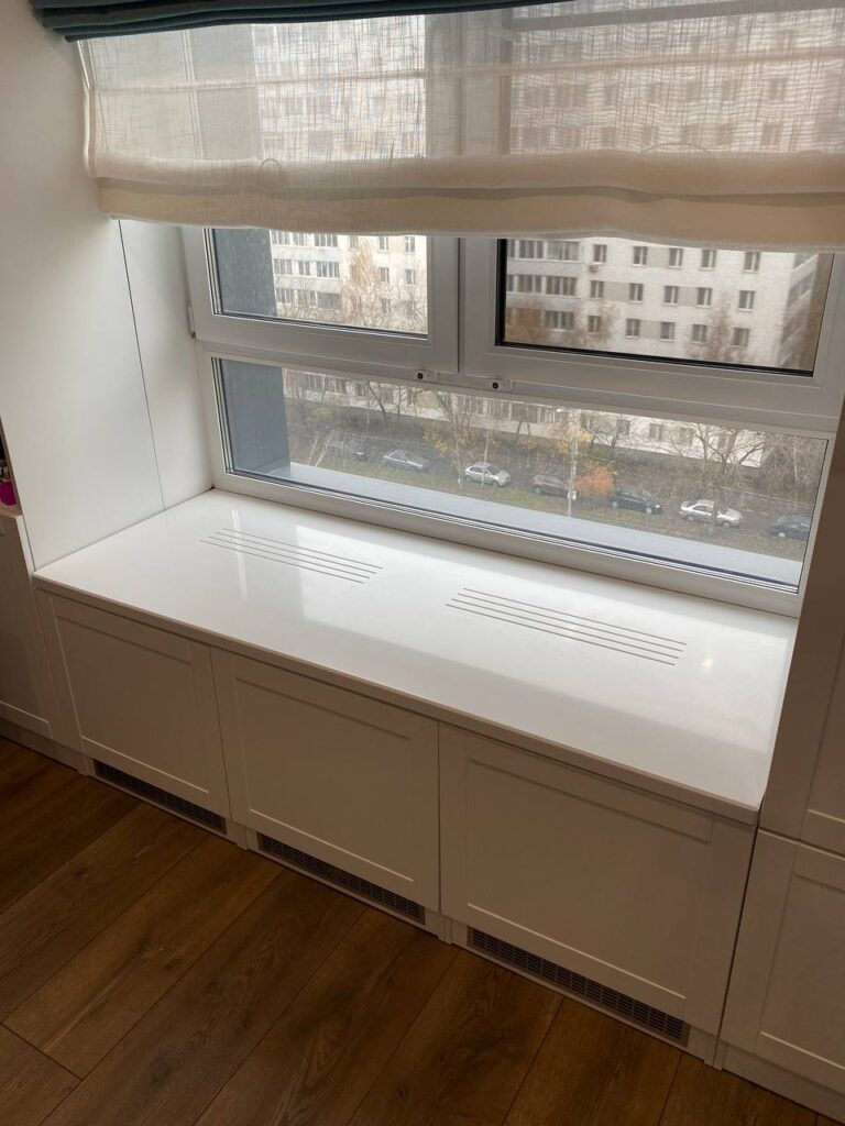 Подоконник с вырезами под радиатор из искусственного камня изготовлено в правила камня