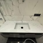 Столешница из кварцевого агломерата и раковина в ванную комнату изготовлено в правила камня