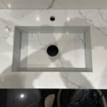 Столешница из кварцевого агломерата и раковина в ванную комнату изготовлено в правила камня