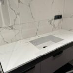 Столешница из кварцевого агломерата и раковина в ванную комнату изготовлено в правила камня