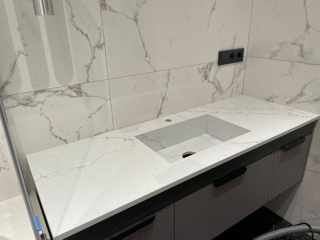 Столешница из кварцевого агломерата и раковина в ванную комнату изготовлено в правила камня