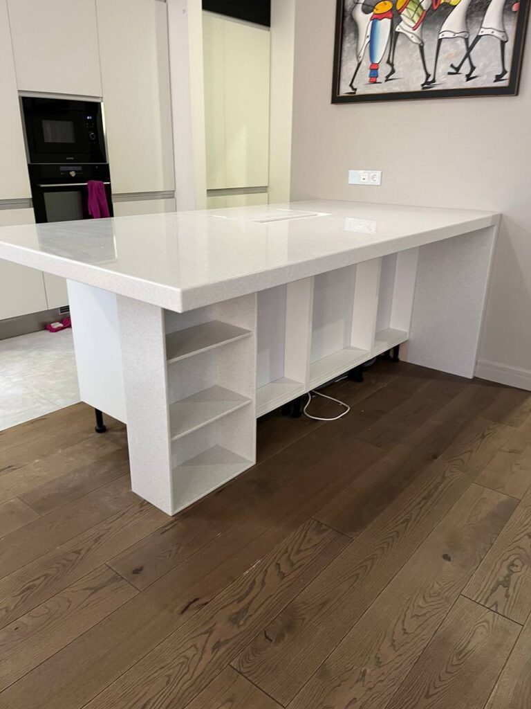 Столешница на остров из искусственного камня для кухни изготовлено в правила камня
