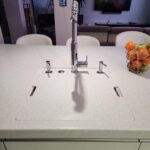 Столешница на остров из искусственного камня для кухни изготовлено в правила камня