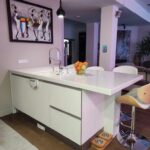 Столешница на остров из искусственного камня для кухни изготовлено в правила камня