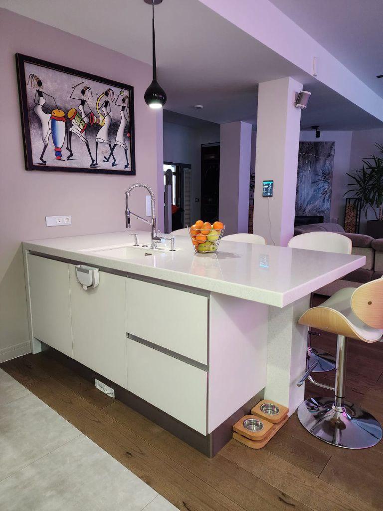 Столешница на остров из искусственного камня для кухни изготовлено в правила камня