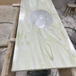 Столешница из искусственного камня для ванной комнаты изготовлено в правила камня