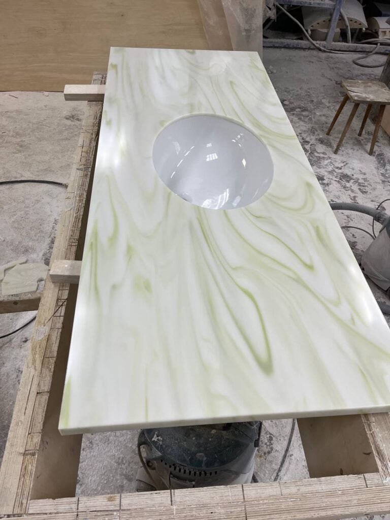 Столешница из искусственного камня для ванной комнаты изготовлено в правила камня