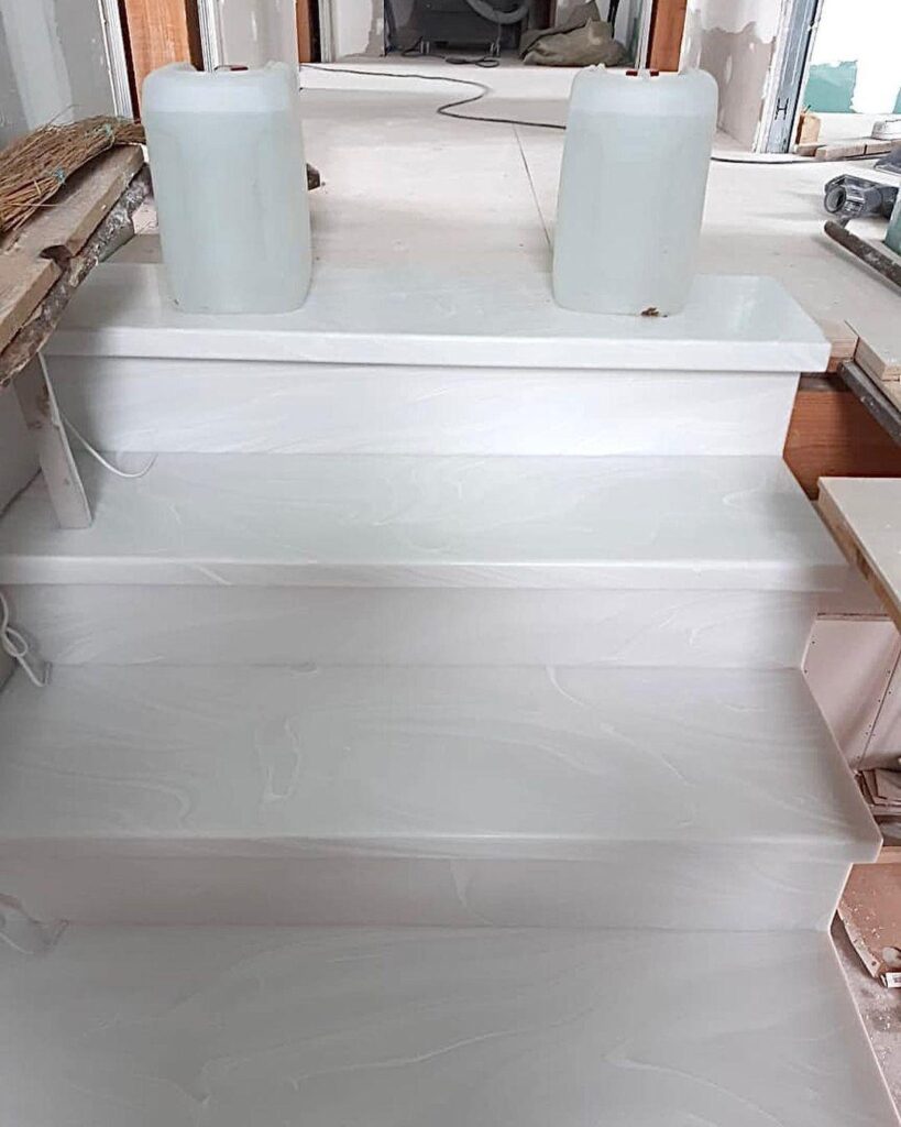 Ступени и подступенки (16-шт) из искусственного акрилового камня изготовлено в правила камня