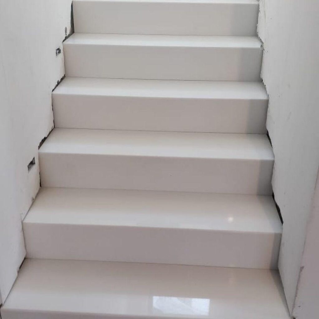 Лестница из кварцевого агломерата (14 ступеней и 14 подступенков) изготовлено в правила камня