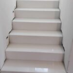 Лестница из кварцевого агломерата (14 ступеней и 14 подступенков) изготовлено в правила камня