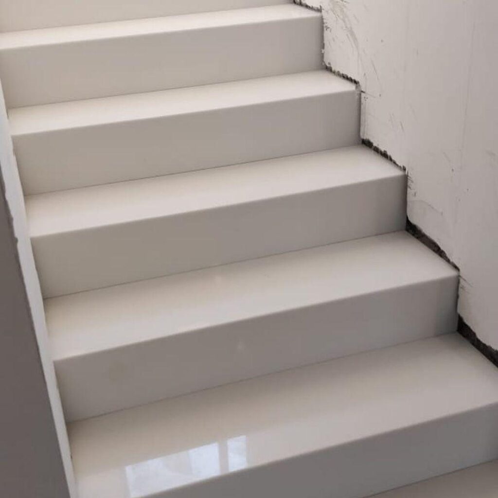 Лестница из кварцевого агломерата (14 ступеней и 14 подступенков) изготовлено в правила камня