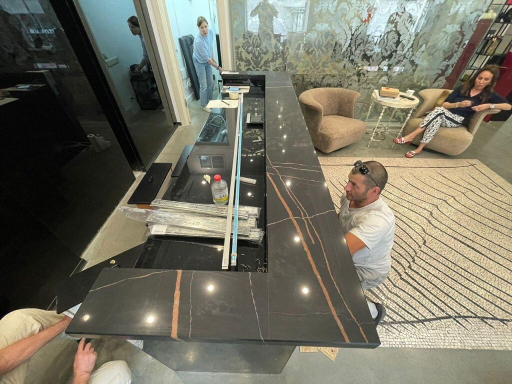 Столешница ресепшн из кварцевого агломерата изготовлено в правила камня