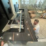 Столешница ресепшн из кварцевого агломерата изготовлено в правила камня