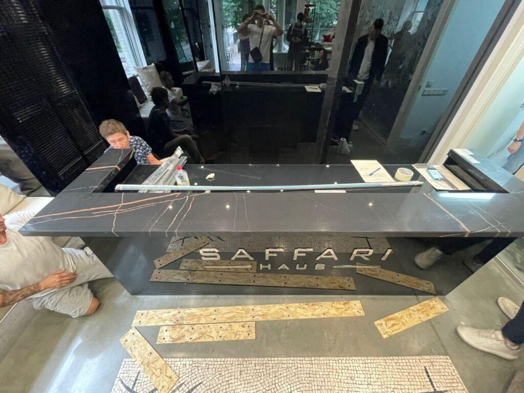 Столешница ресепшн из кварцевого агломерата изготовлено в правила камня