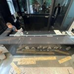 Столешница ресепшн из кварцевого агломерата изготовлено в правила камня