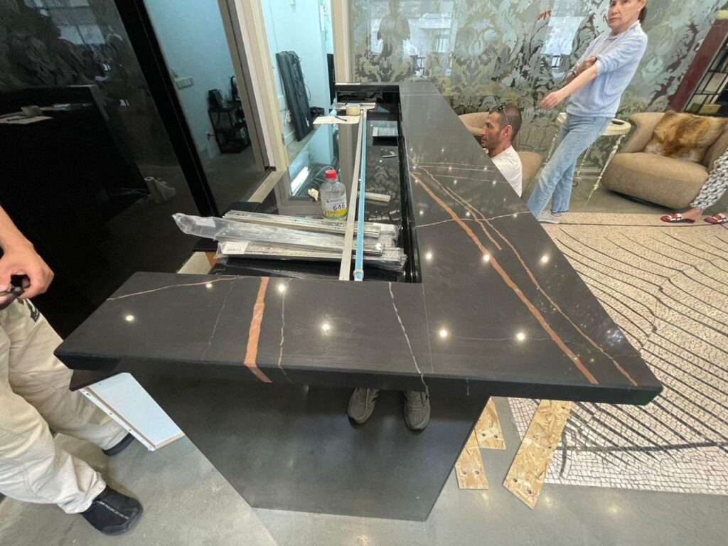 Столешница ресепшн из кварцевого агломерата изготовлено в правила камня