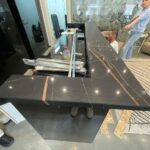 Столешница ресепшн из кварцевого агломерата изготовлено в правила камня