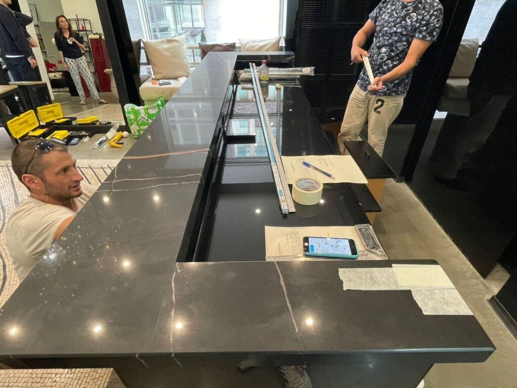 Столешница ресепшн из кварцевого агломерата изготовлено в правила камня