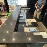 Столешница ресепшн из кварцевого агломерата изготовлено в правила камня