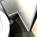 Напольный плинтус из искусственного камня в ванную комнату изготовлено в правила камня