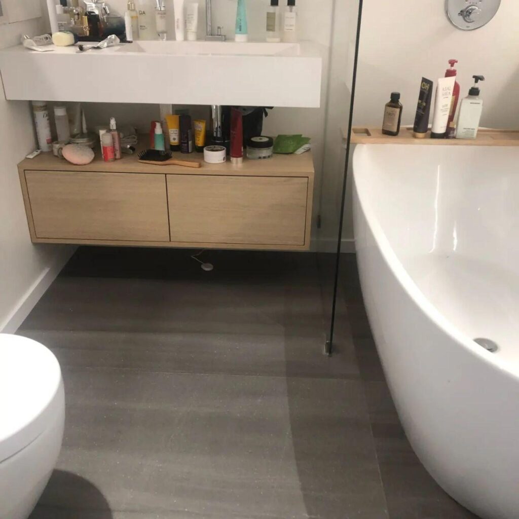 Напольный плинтус из искусственного камня в ванную комнату изготовлено в правила камня