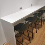 Барная стойка из искусственного камня изготовлено в правила камня