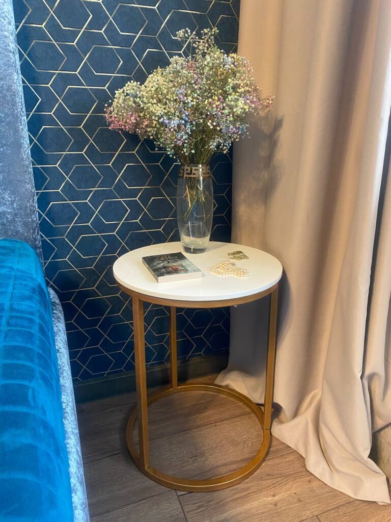 Журнальный столик со столешницей из искусственного камня изготовлено в правила камня