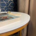 Журнальный столик со столешницей из искусственного камня изготовлено в правила камня