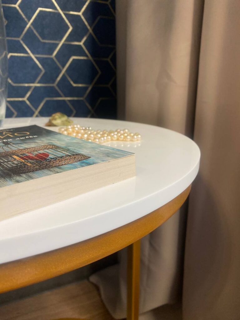 Журнальный столик со столешницей из искусственного камня изготовлено в правила камня