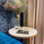 Журнальный столик со столешницей из искусственного камня изготовлено в правила камня