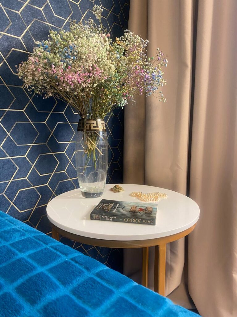 Журнальный столик со столешницей из искусственного камня изготовлено в правила камня