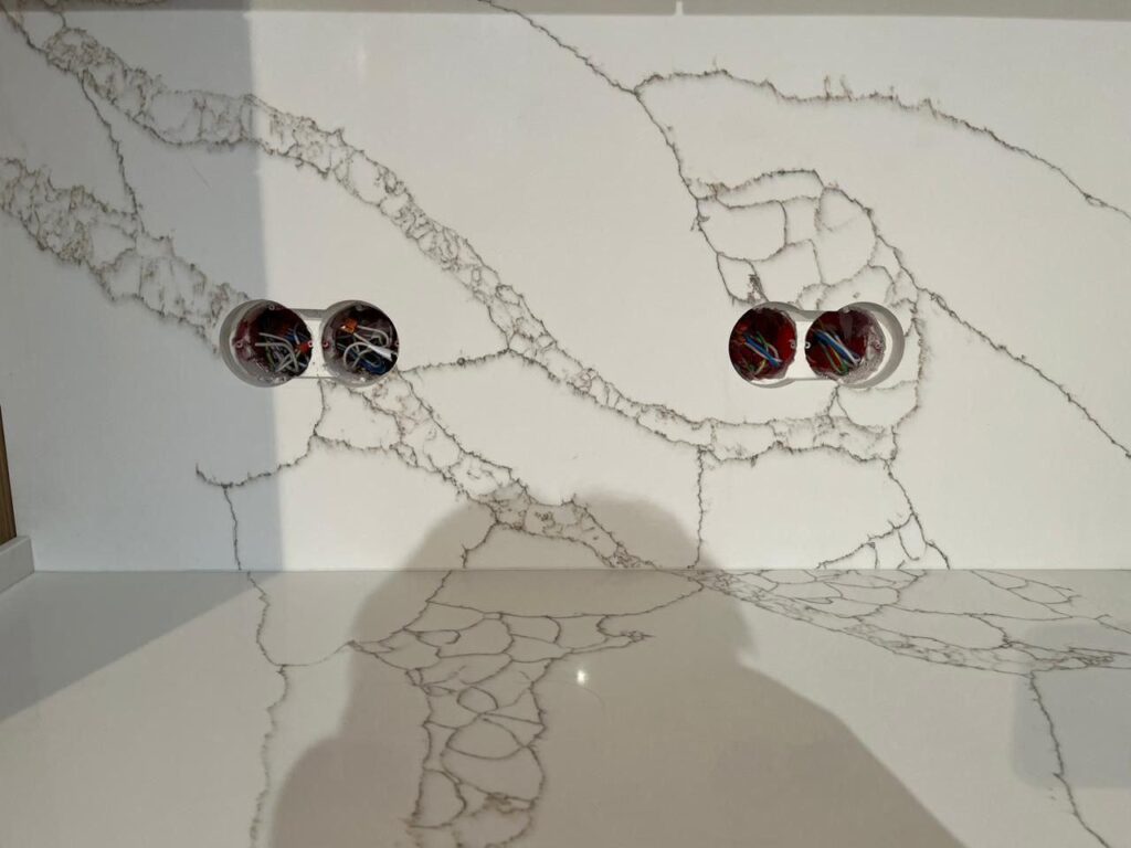 Угловая столешница и фартук из кварцевого агломерата изготовлено в правила камня