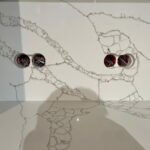 Угловая столешница и фартук из кварцевого агломерата изготовлено в правила камня