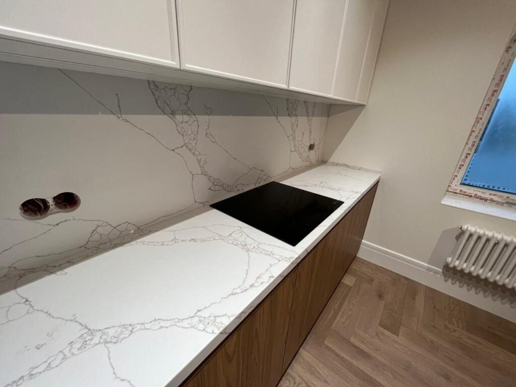 Угловая столешница и фартук из кварцевого агломерата изготовлено в правила камня