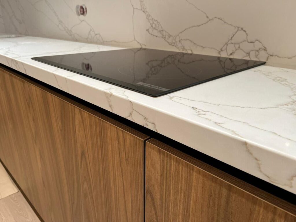 Угловая столешница и фартук из кварцевого агломерата изготовлено в правила камня