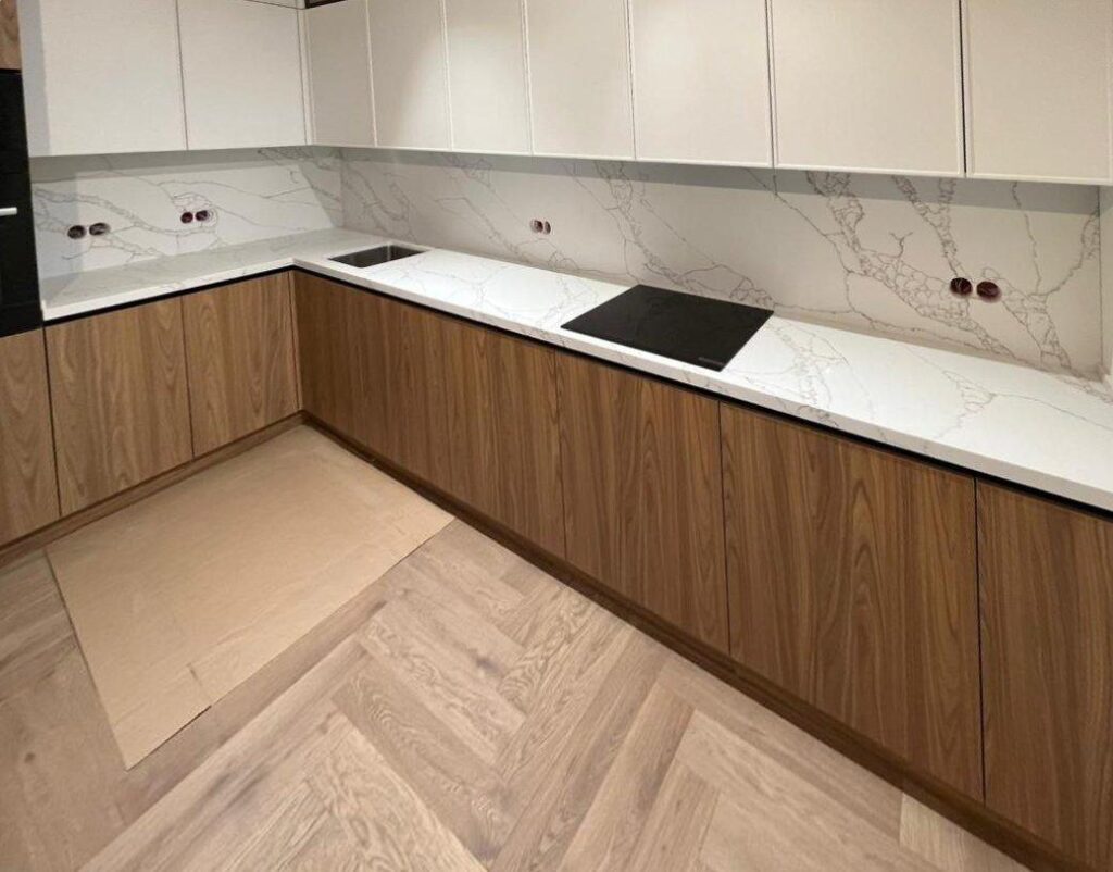 Угловая столешница и фартук из кварцевого агломерата изготовлено в правила камня