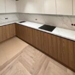 Угловая столешница и фартук из кварцевого агломерата изготовлено в правила камня