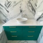 Столешницы из искусственного камня в ванную и прачечную комнату изготовлено в правила камня